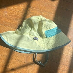Patagonia summer and sun hat yellow and blue. The Best sun hat. 18-24 Months